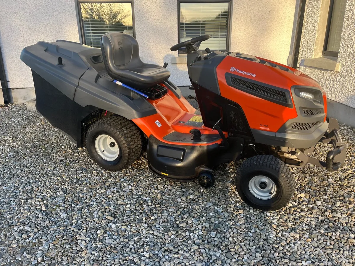 Husqvarna 22hp 42inch cut commercial ride on mower - Image 3
