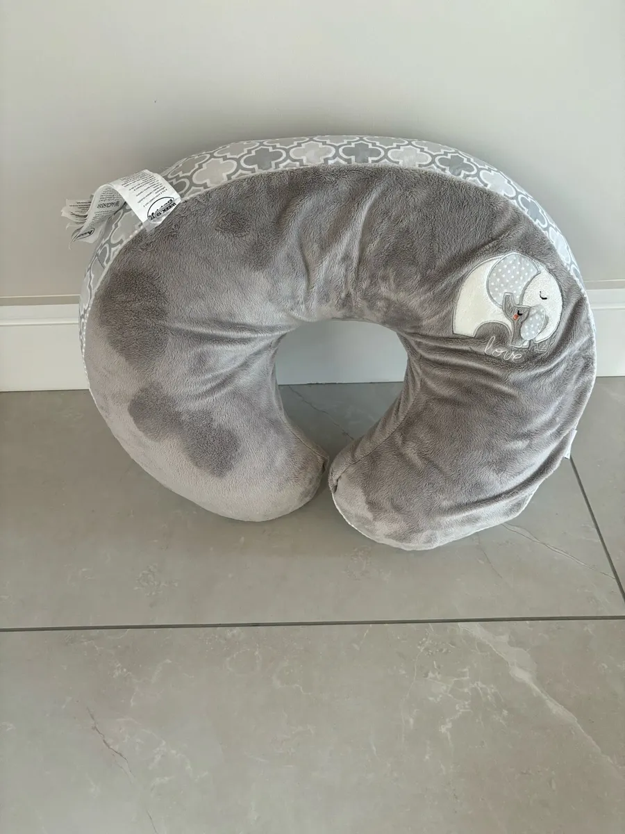 Nursing & infant feeding pillow. - Image 2