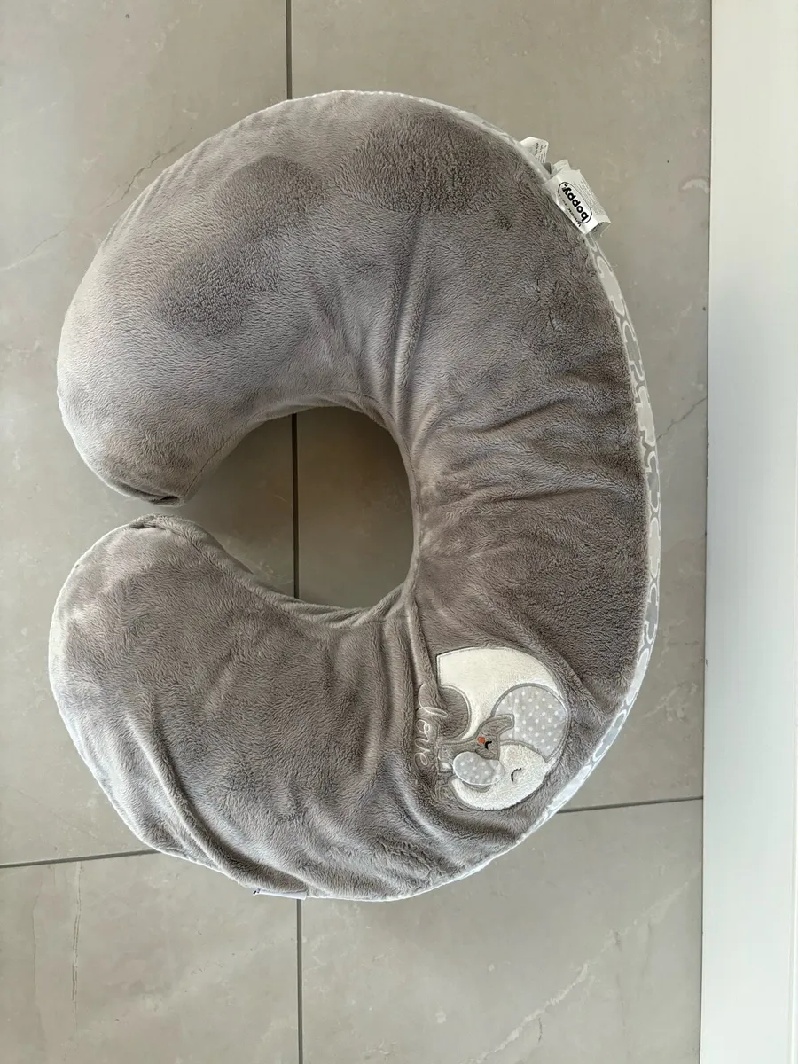 Nursing & infant feeding pillow. - Image 3