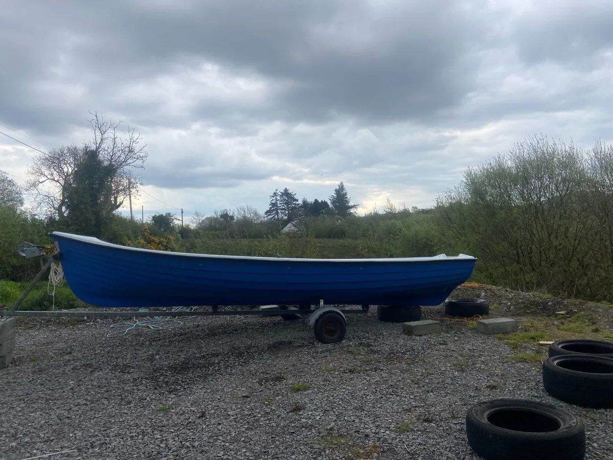 19ft boat with a trailer - Image 1