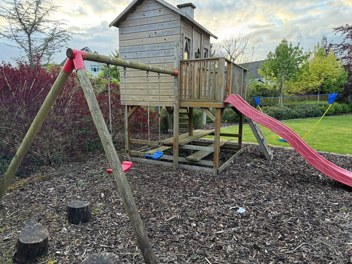 Treehouse with swings, slide and picnic table - Image 2