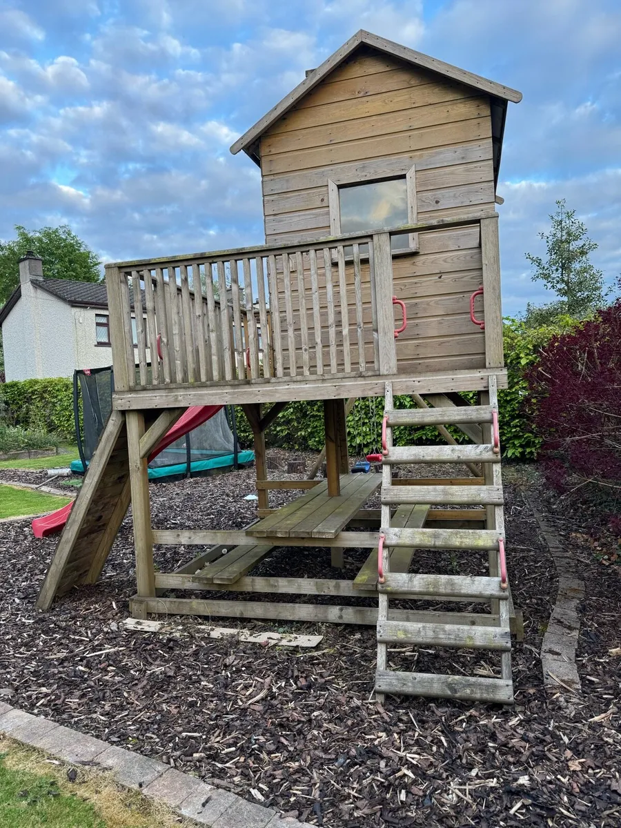Treehouse with swings, slide and picnic table - Image 4