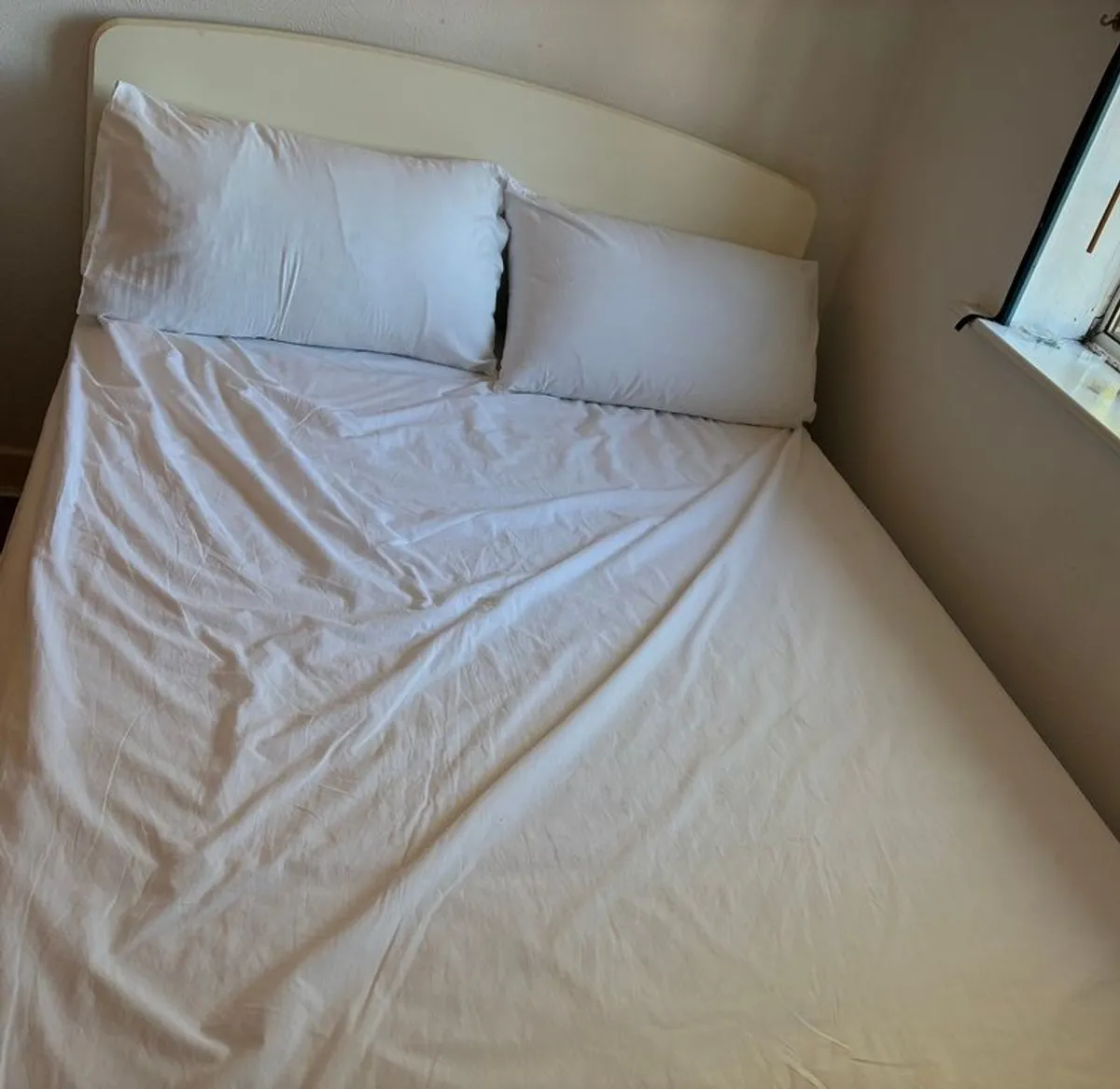 Double Bed In Excellent Condition - Image 1