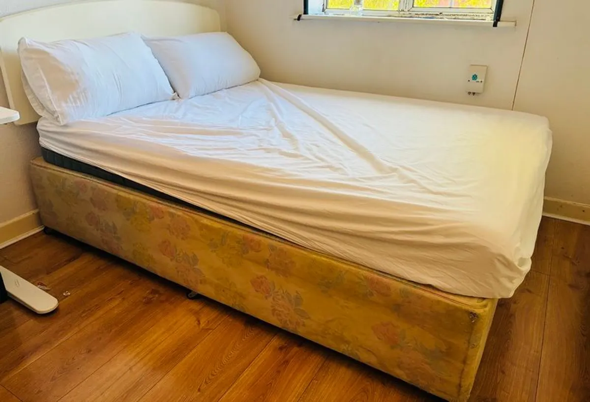 Double Bed In Excellent Condition - Image 2