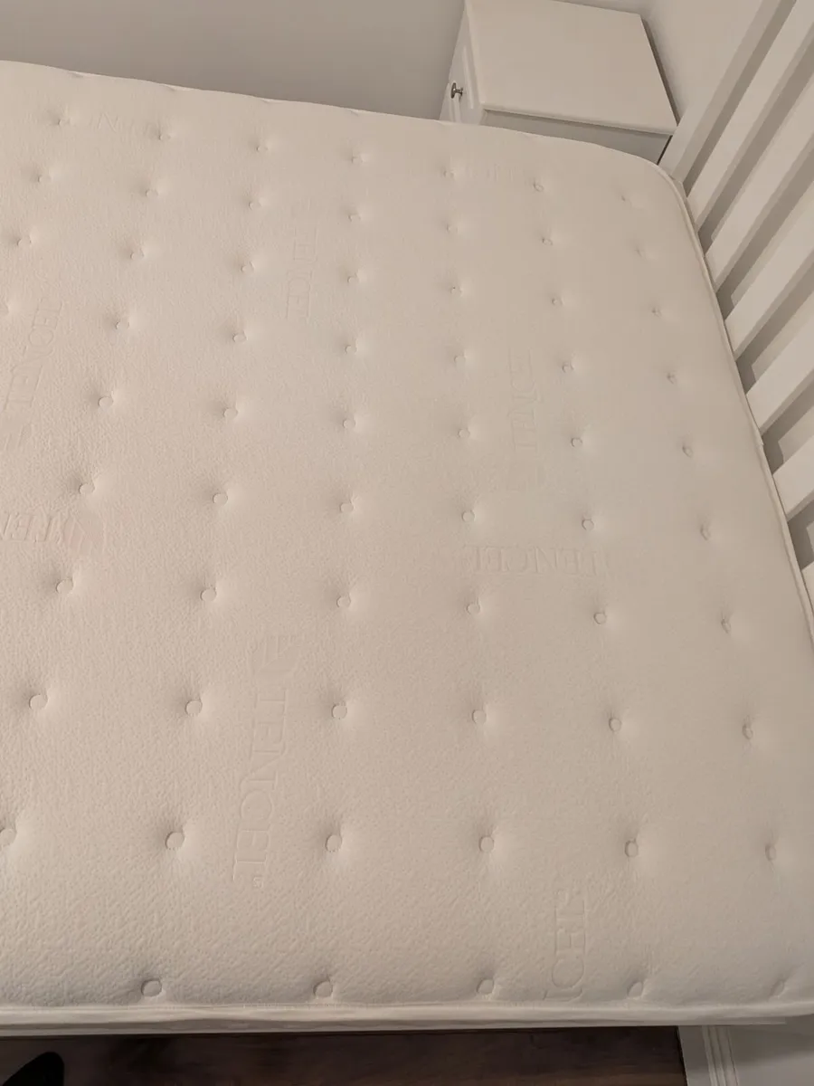 Bed and mattress - Image 4