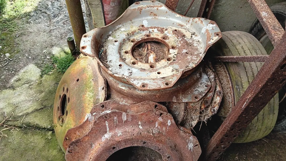 Second hand wheels centers - Image 1