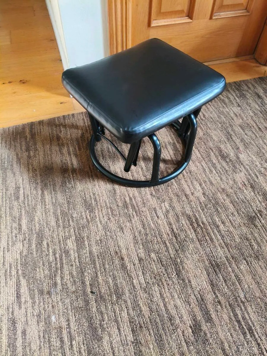 Beautiful rocker foot stool like new - Image 1