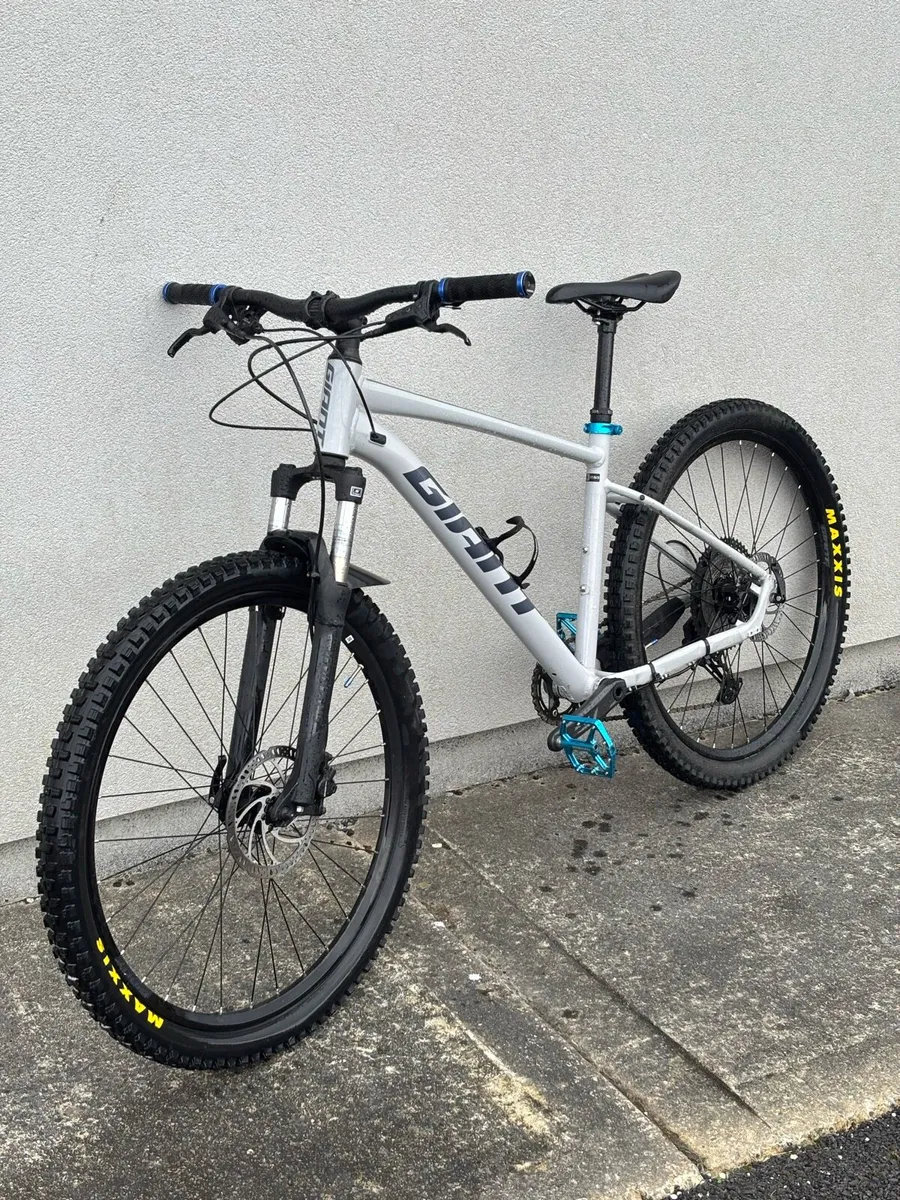 Giant Talon Men’s Mountain Bike - Image 1