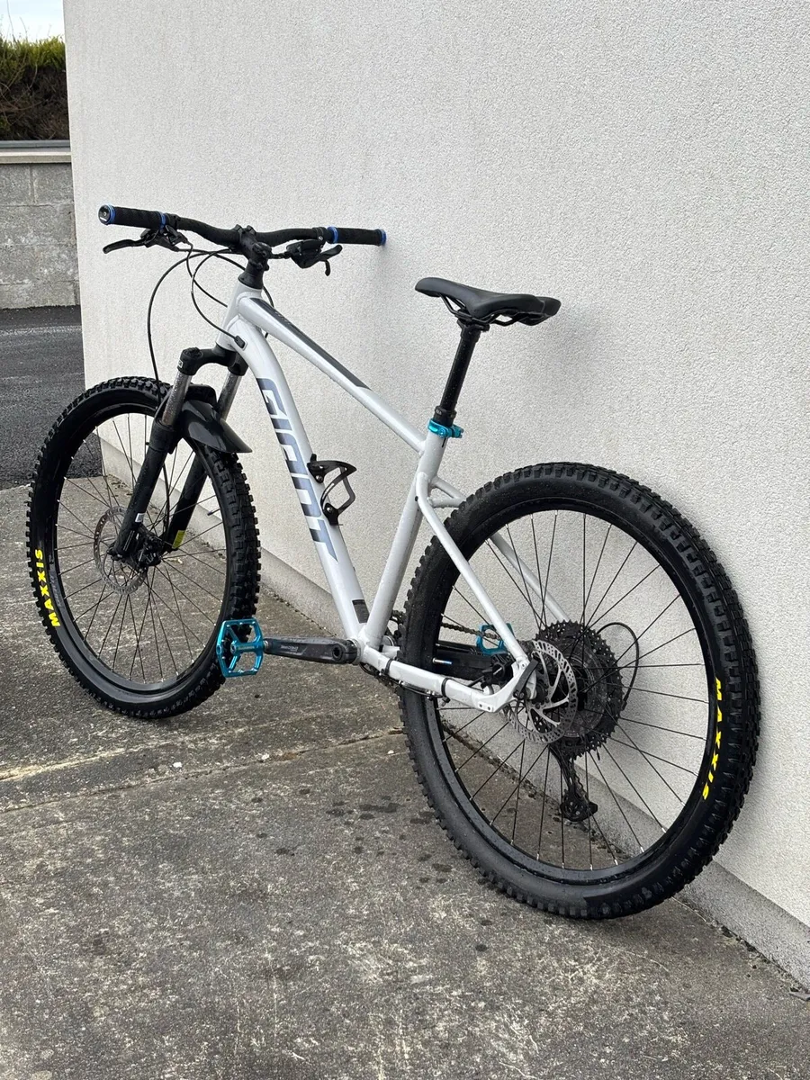 Giant Talon Men’s Mountain Bike - Image 2