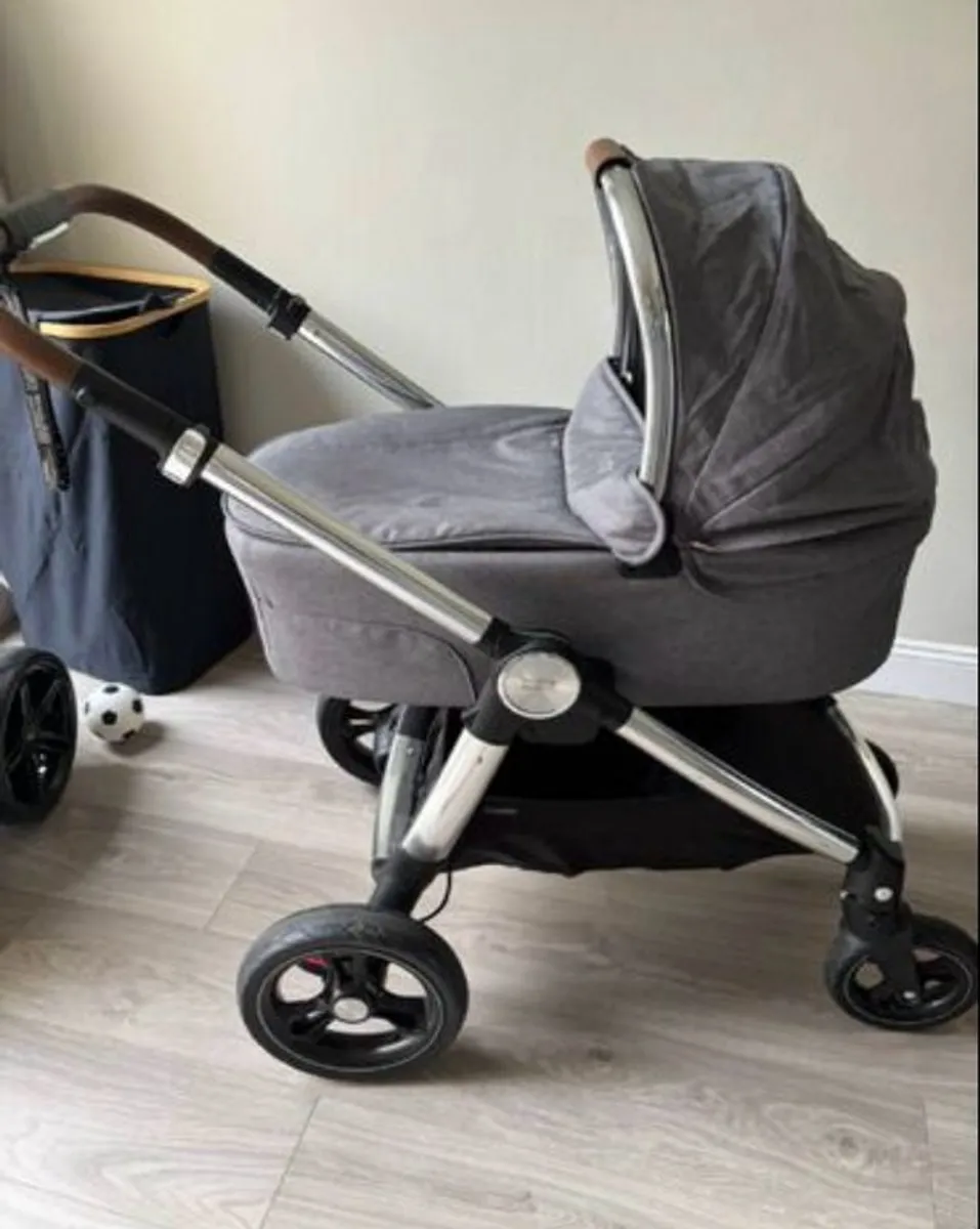 Mamas and papas full set pram including car seat - Image 1
