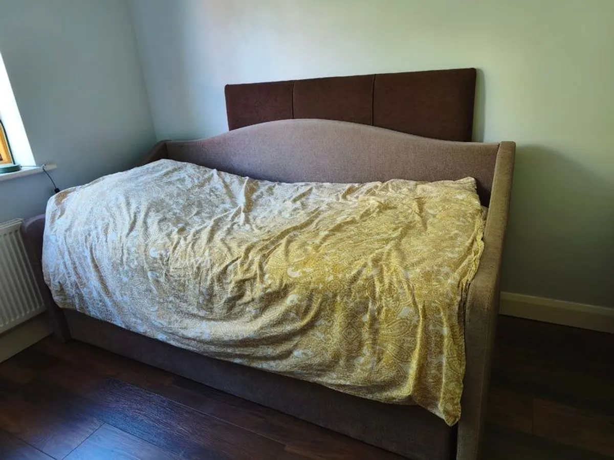 As New, single  Day Bed Sofa with trundle bed - Image 3