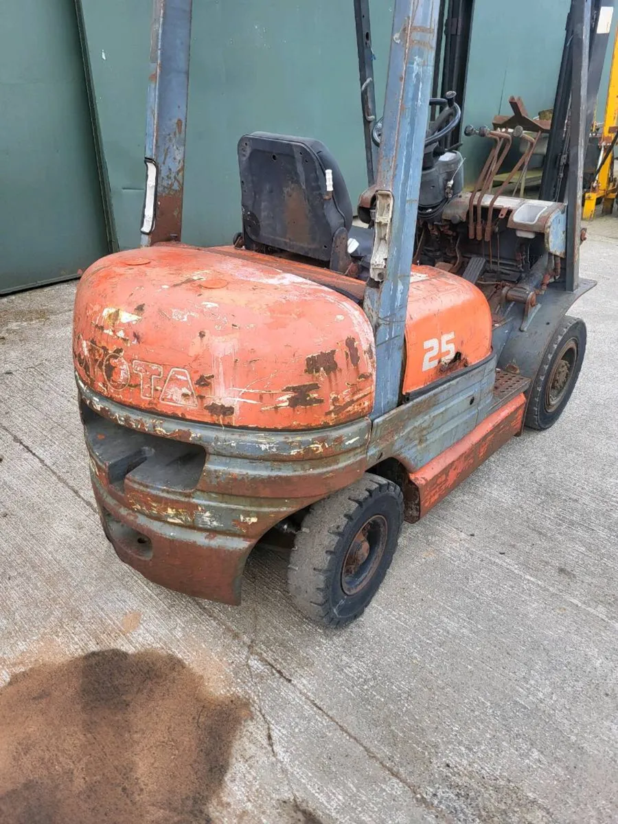 Toyota 2.5 forklift - Image 1