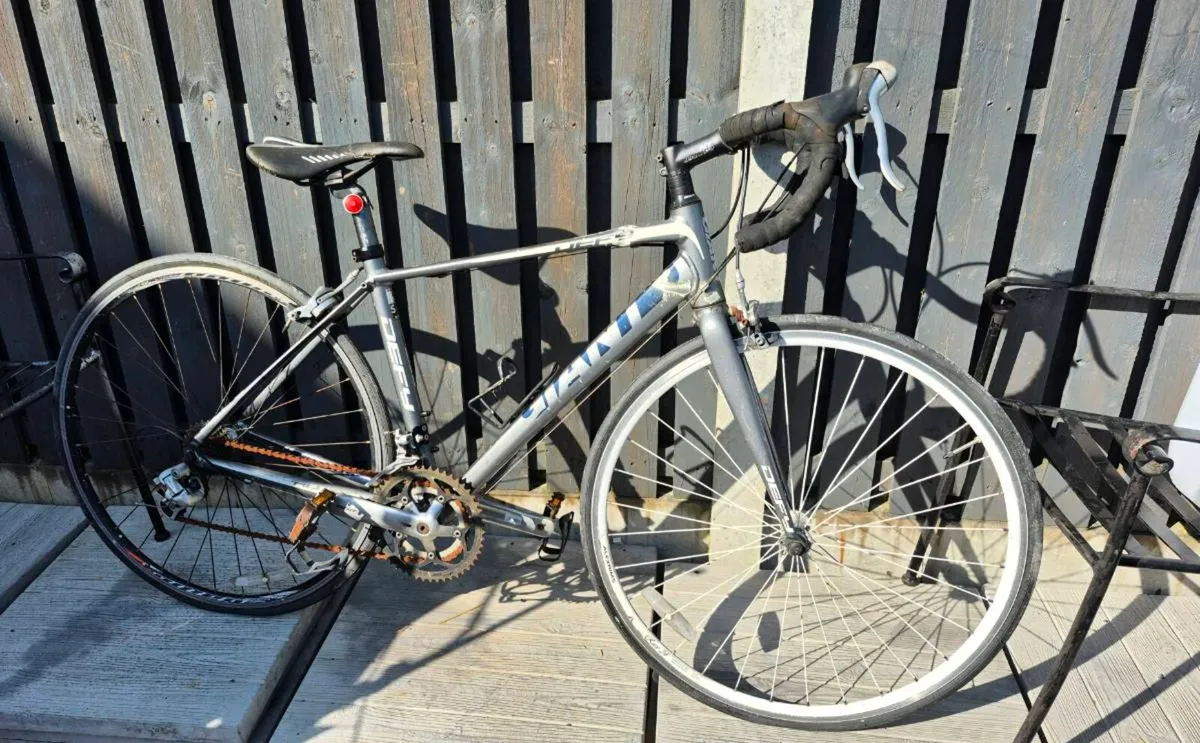 ADULTS GIANT ROAD BIKE WILL NEED A GOOD SERVICE T - Image 1