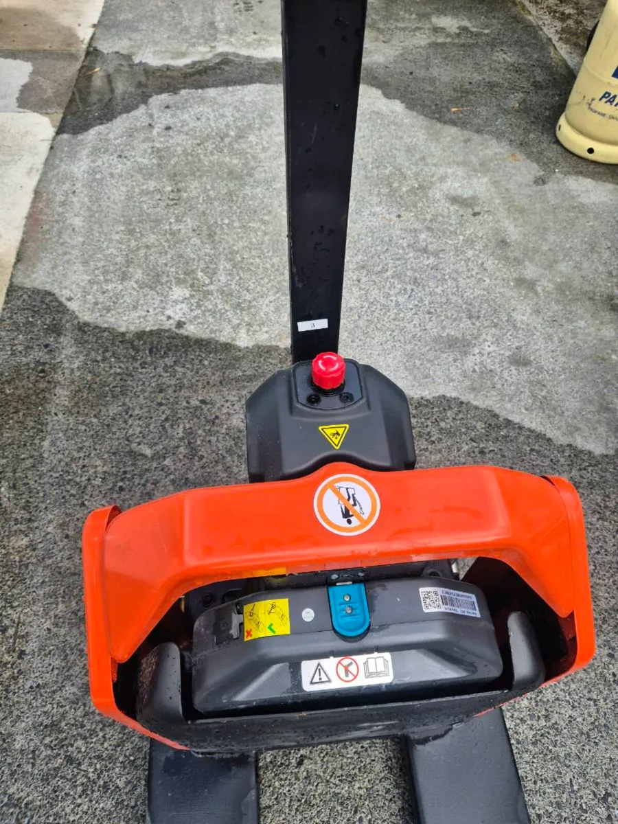Electric Forklift - Image 2