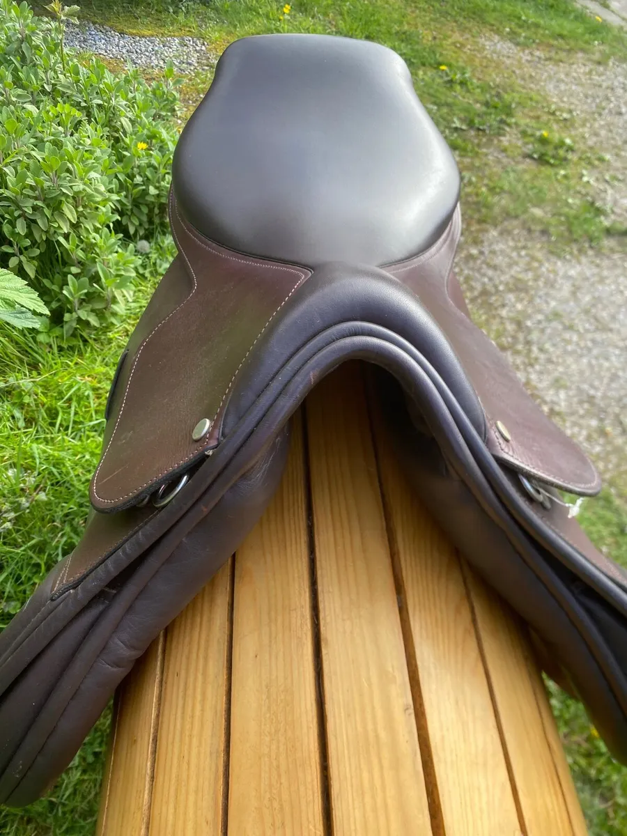 17-17.5 brown Leather jump saddle - Image 1