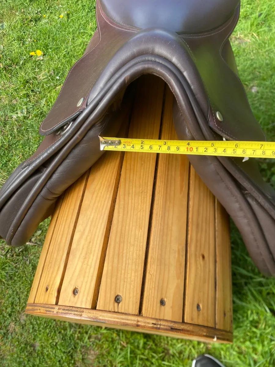 17-17.5 brown Leather jump saddle - Image 3