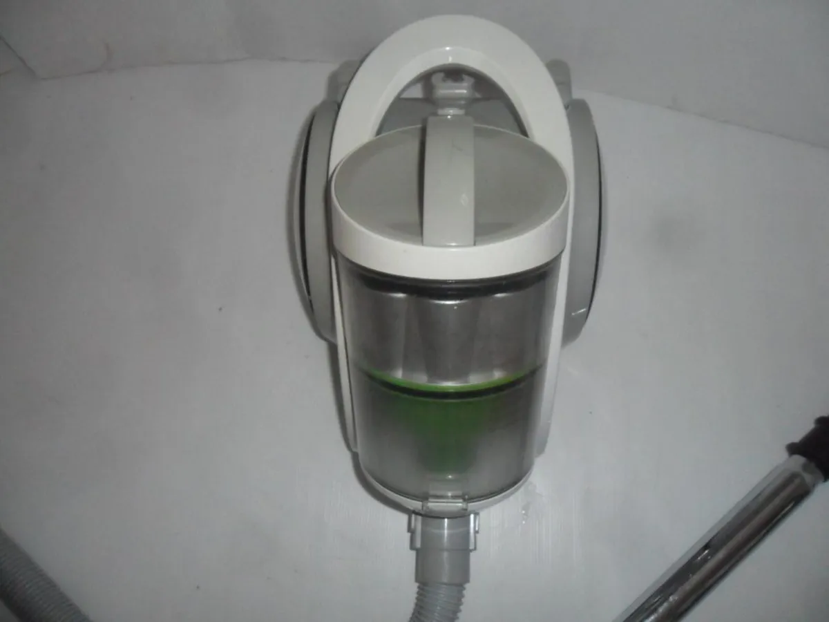 Bagless vacuum cleaner - Image 2
