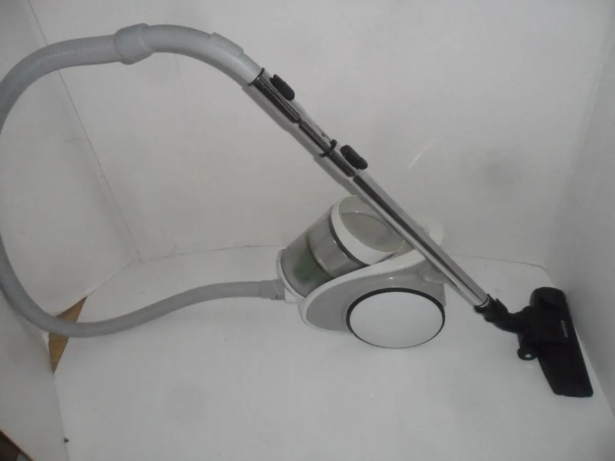 Bagless vacuum cleaner - Image 3