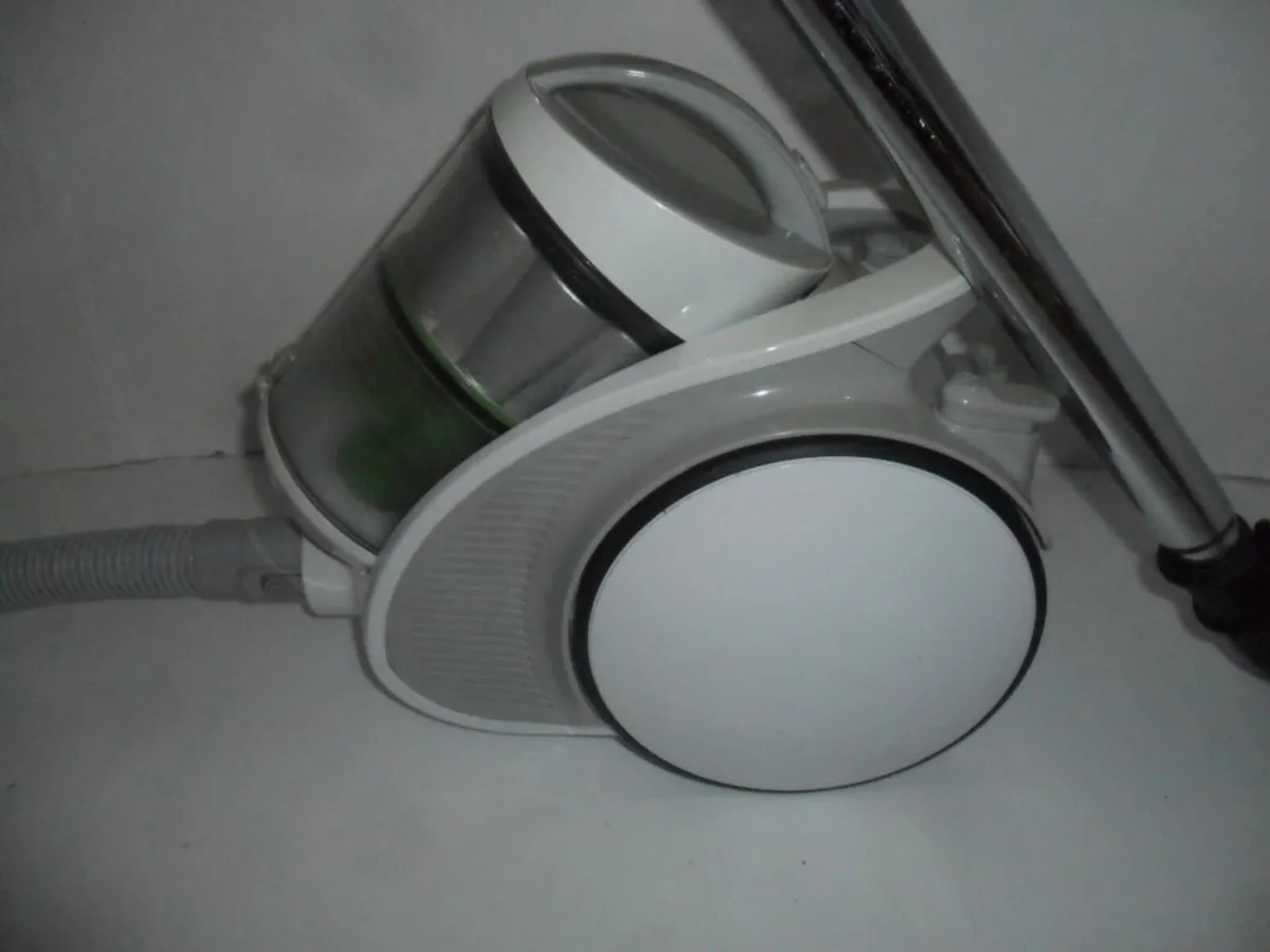 Bagless vacuum cleaner - Image 4