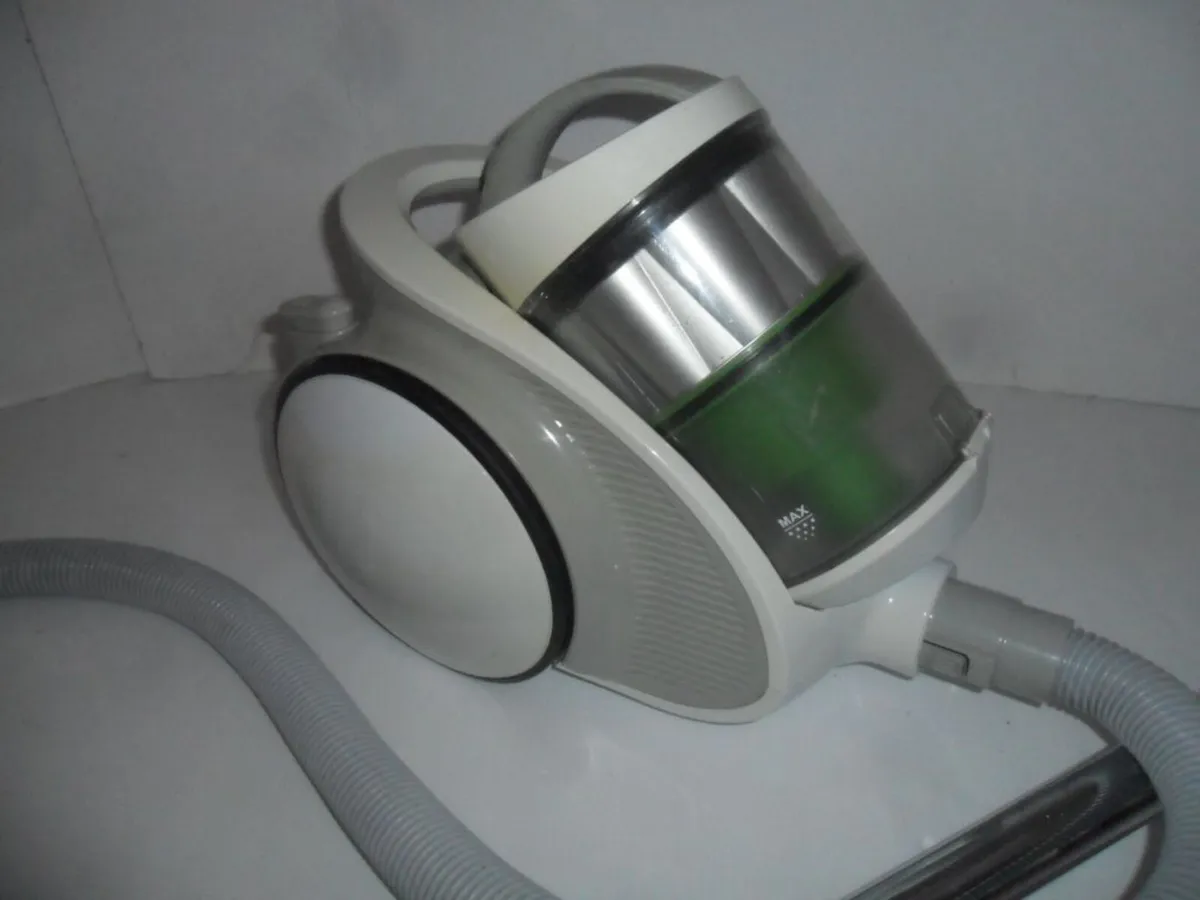 Bagless vacuum cleaner - Image 1