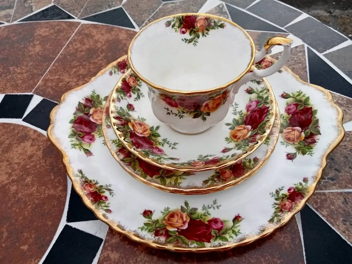 Royal Albert Old county roses 25 piece teaset - Image 2