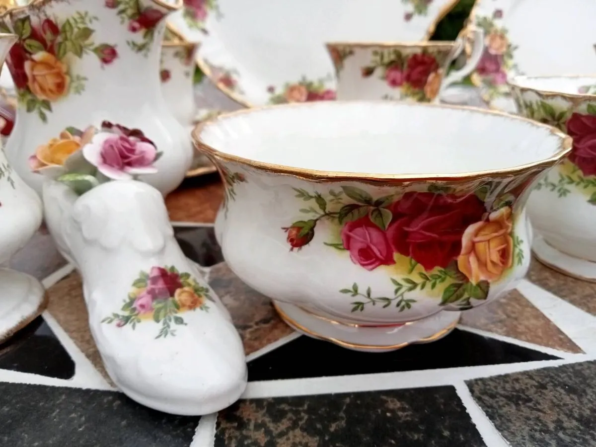 Royal Albert Old county roses 25 piece teaset - Image 4