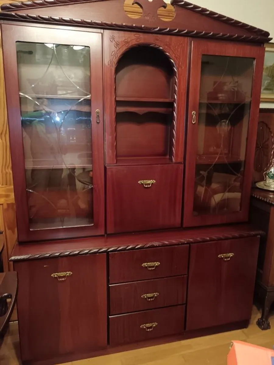 Glass display cabinet with lights. - Image 1