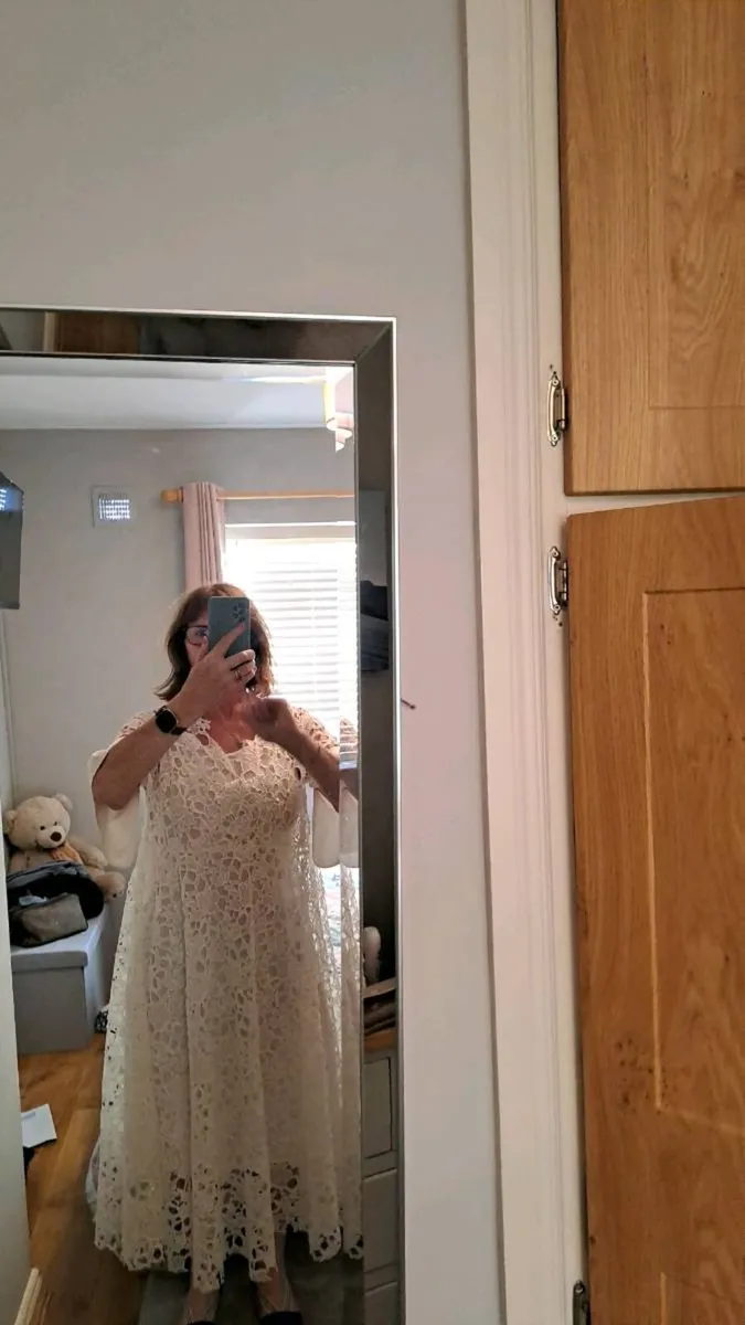 Cream lace dress - Image 4