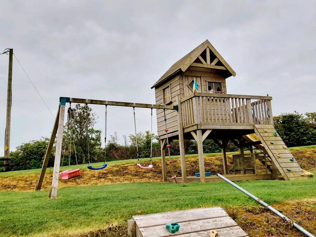 Treehouse/Slide/Swing set/Sandpit - Image 1