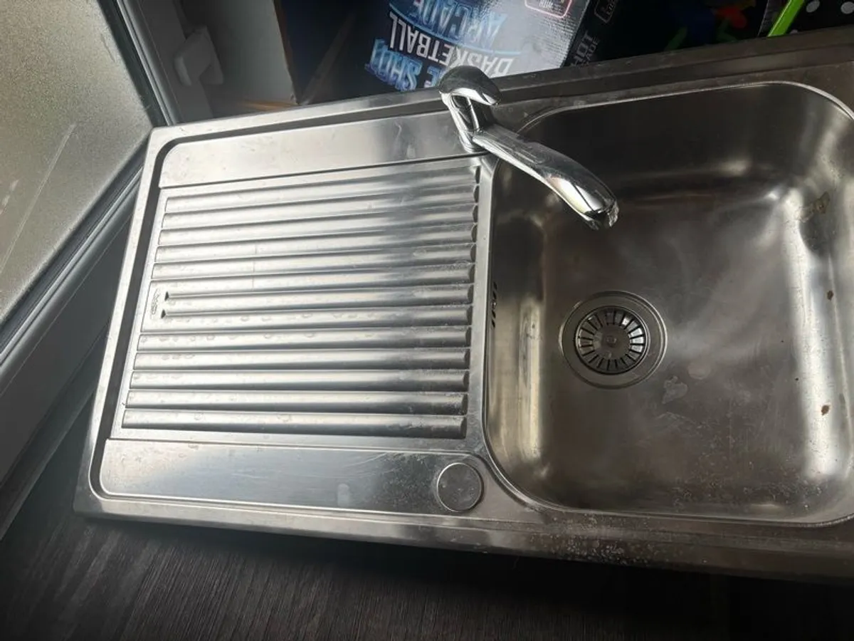 kitchen sink - Image 1