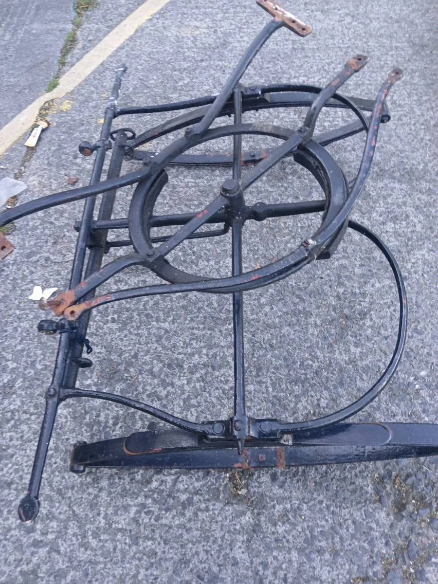 Turn table of a Victoria carriage - Image 2