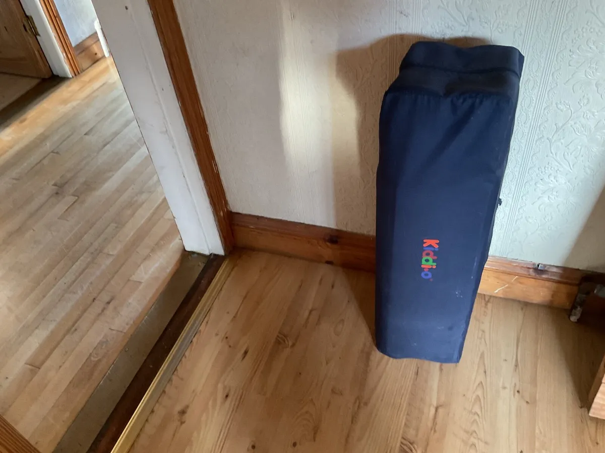 travel cot - Image 1
