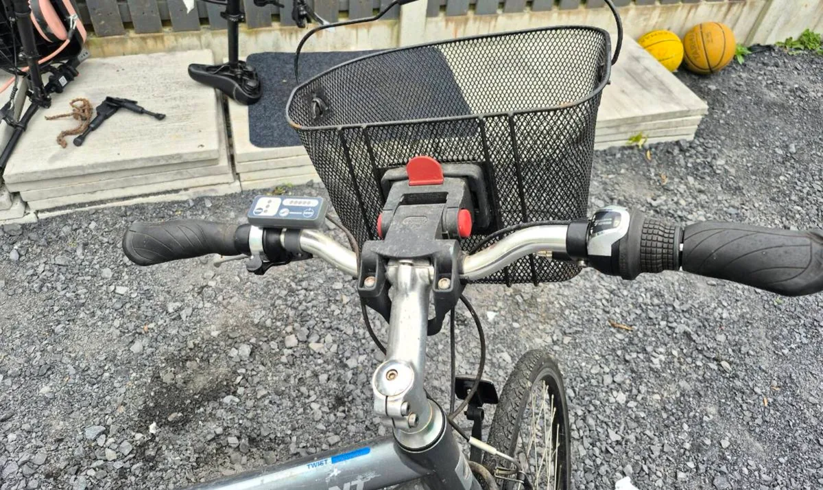 GIANT TWIST EXPRESS RS2 ELECTRIC BIKE HALF NO CHAR - Image 2