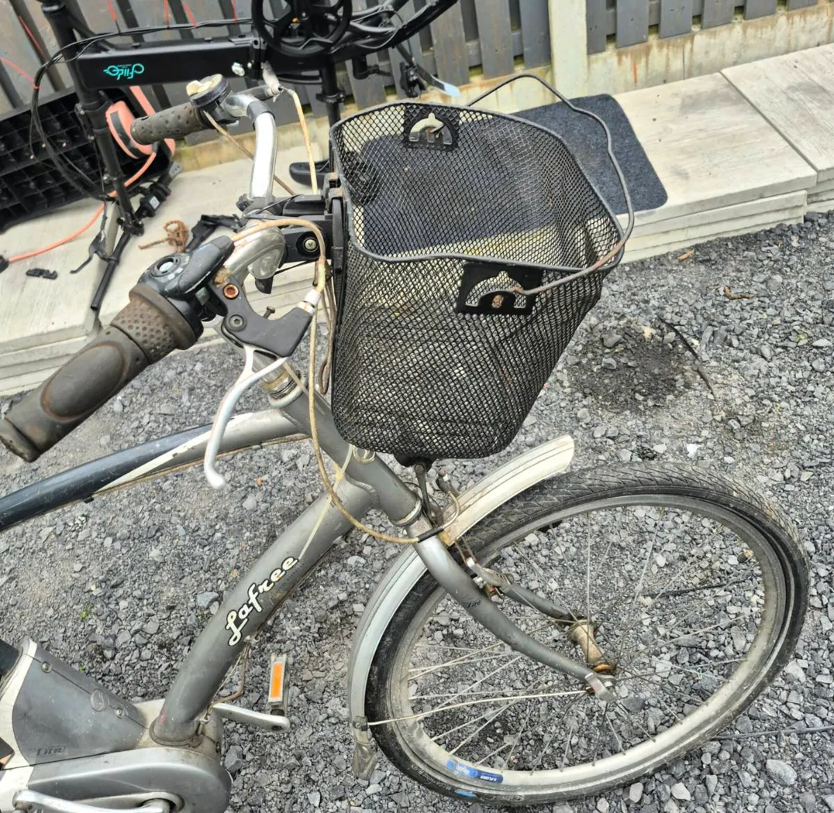 ELECTRIC BIKE HALF NO CHARGER WITH THIS SO I DON'T - Image 3
