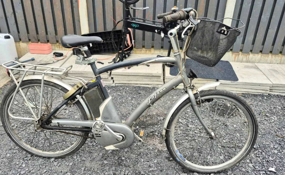 ELECTRIC BIKE HALF NO CHARGER WITH THIS SO I DON'T - Image 4