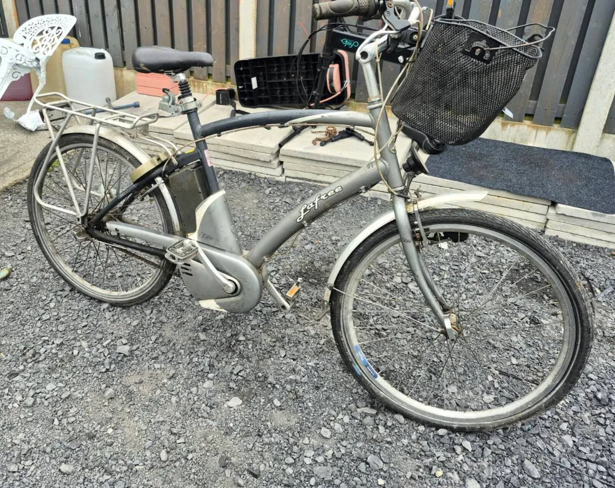 ELECTRIC BIKE HALF NO CHARGER WITH THIS SO I DON'T - Image 1