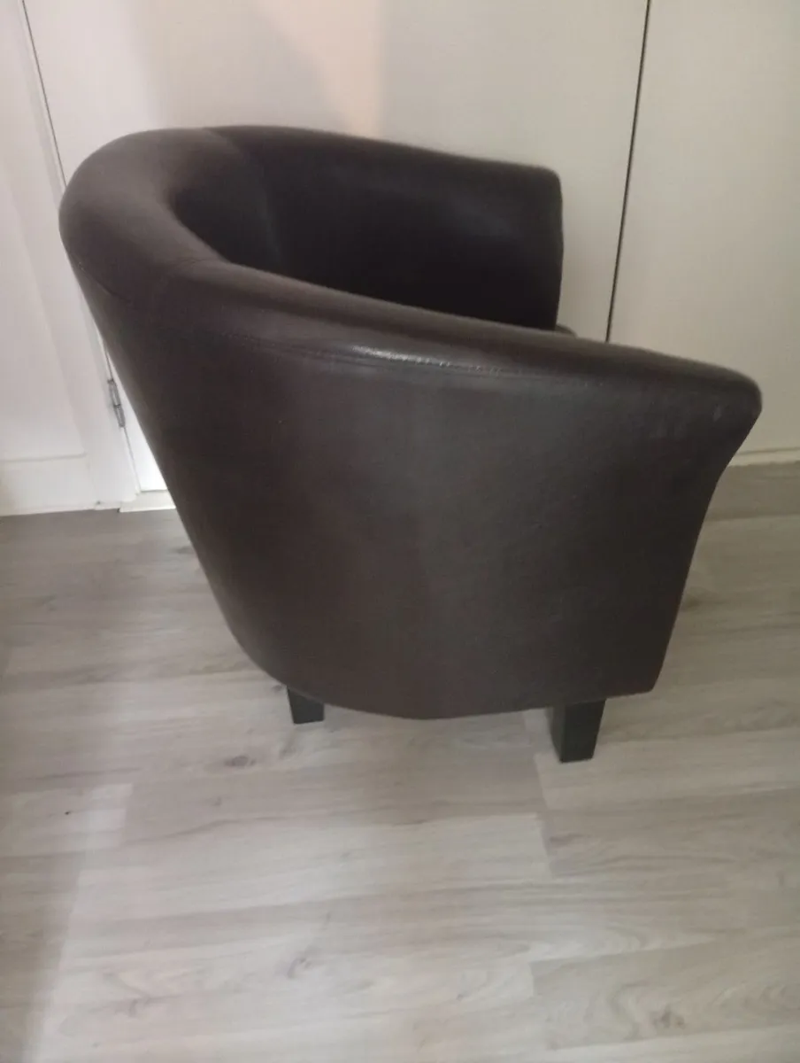 Quality Comfortable leather Tub Armchair - Image 2