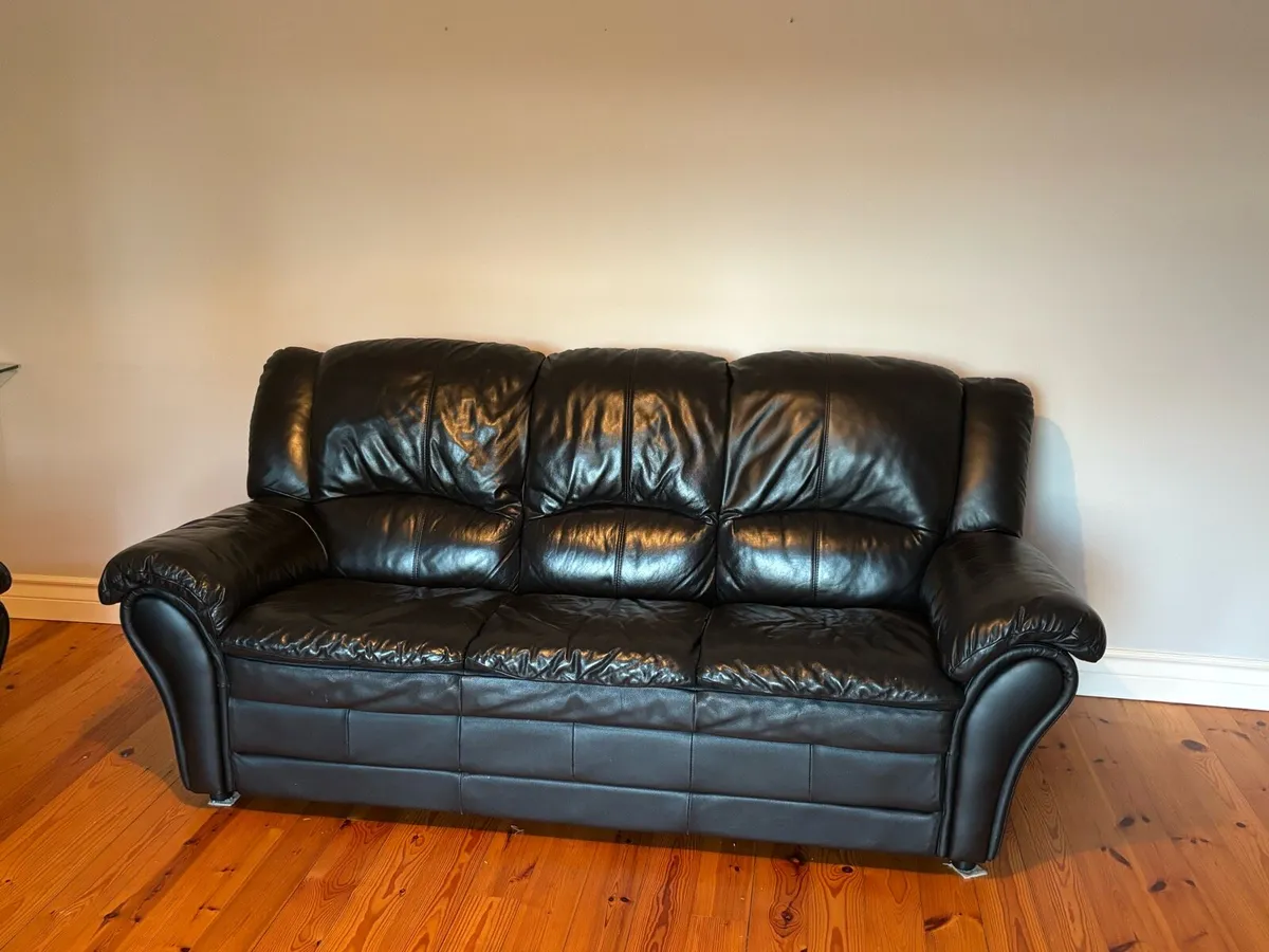 Leather 3 seater and two reclining armchairs - Image 2