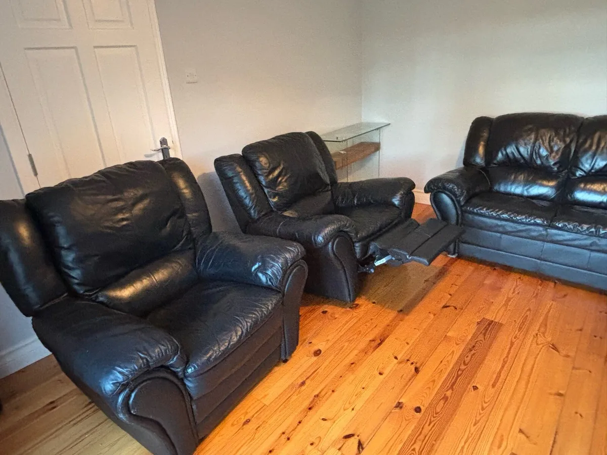 Leather 3 seater and two reclining armchairs - Image 4