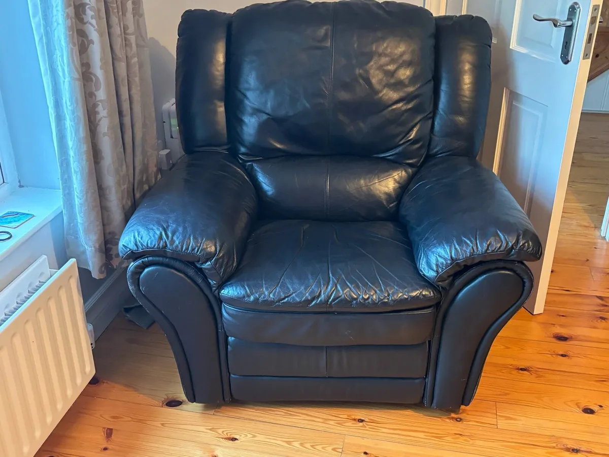 Leather 3 seater and two reclining armchairs - Image 3