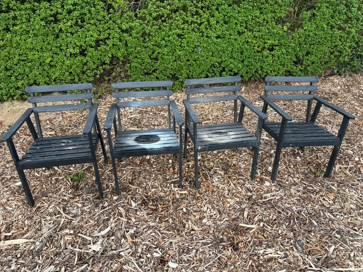 4 wooden garden chairs - Image 1