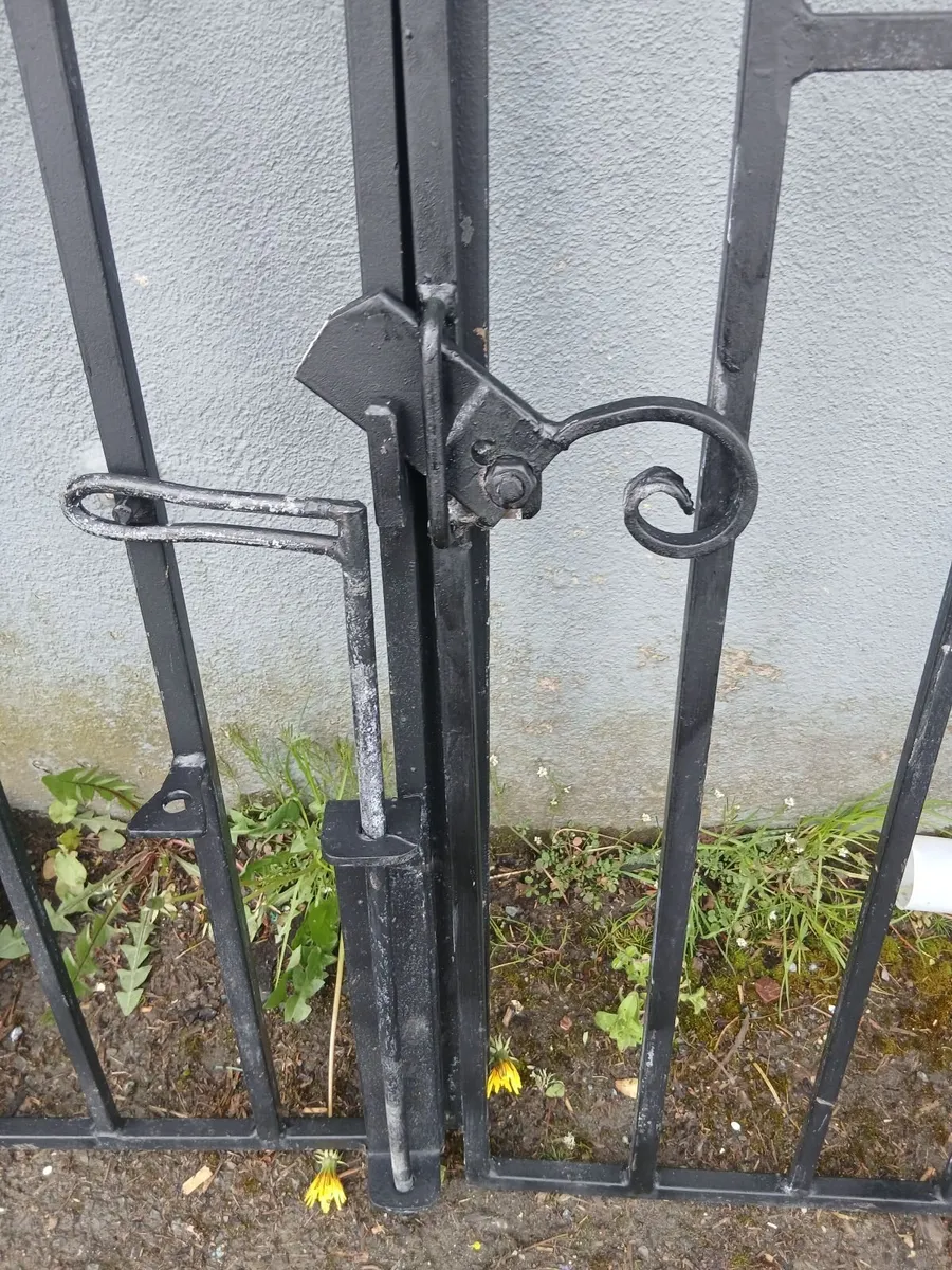 Sat of gates in excellent condition priced - Image 2