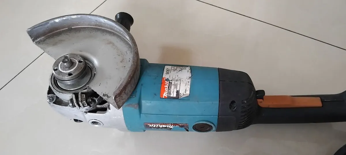 Makita 9067 180mm 7" Angle Grinder 110v - Image 4