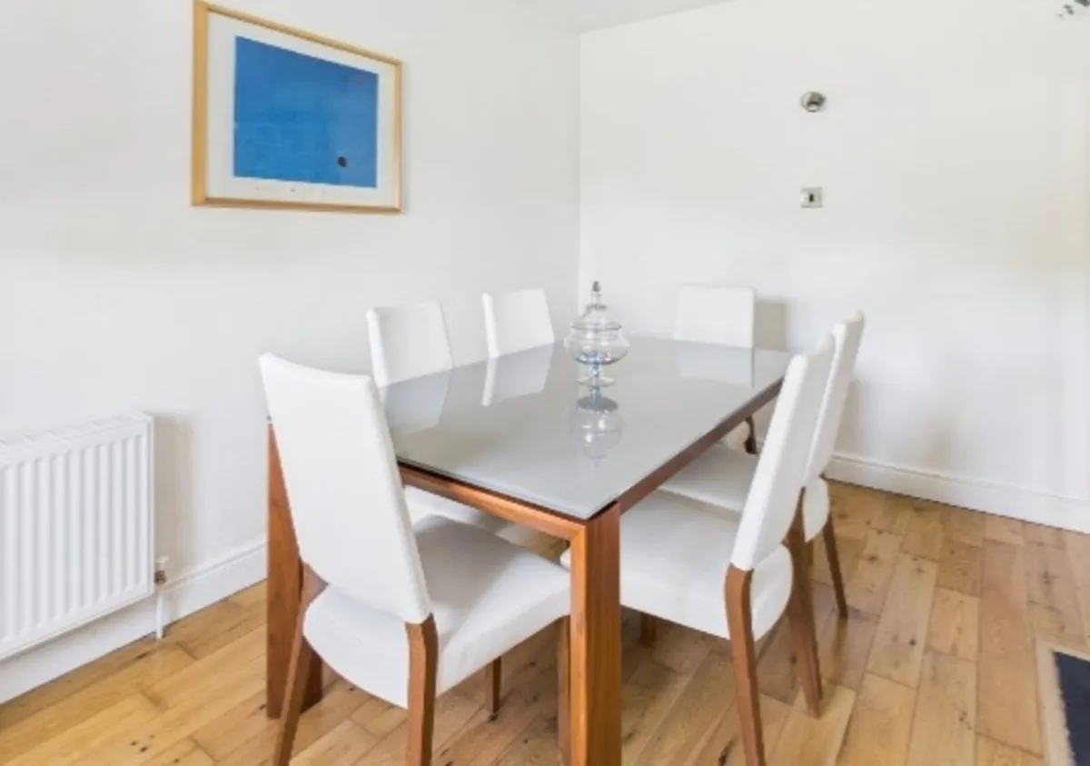 Table and chairs - Image 1