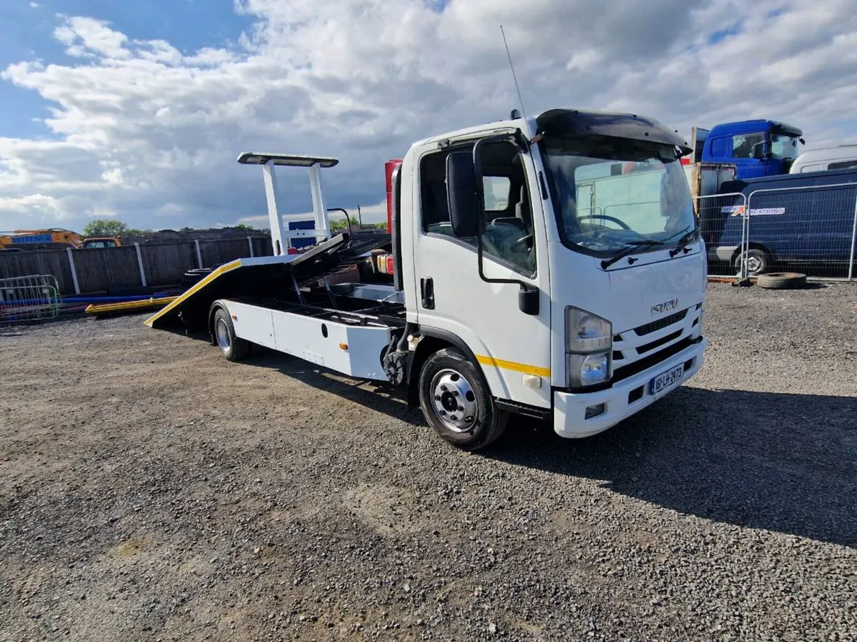 Isuzu recovery truck - Image 1