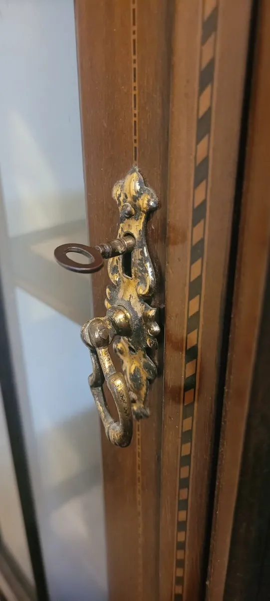 Antique display cabinet - Image 2