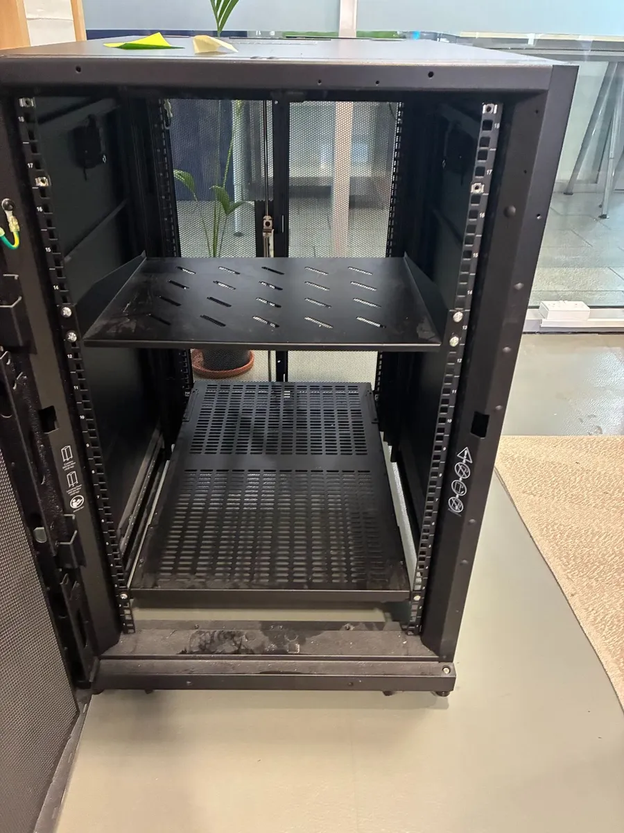 APC Netshelter Server Rack Enclosure - SX 18u - Image 2