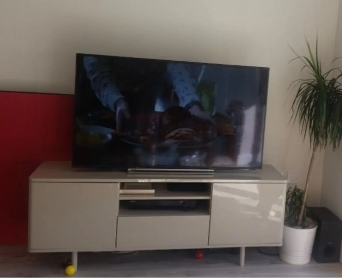 TV unit - modern and stylish in excellent conditio