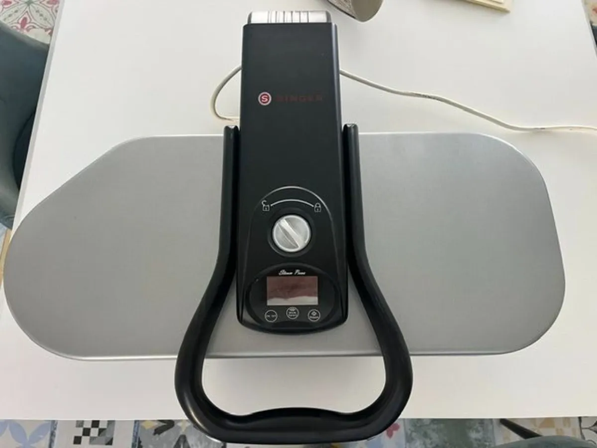 Steam iron - Image 1