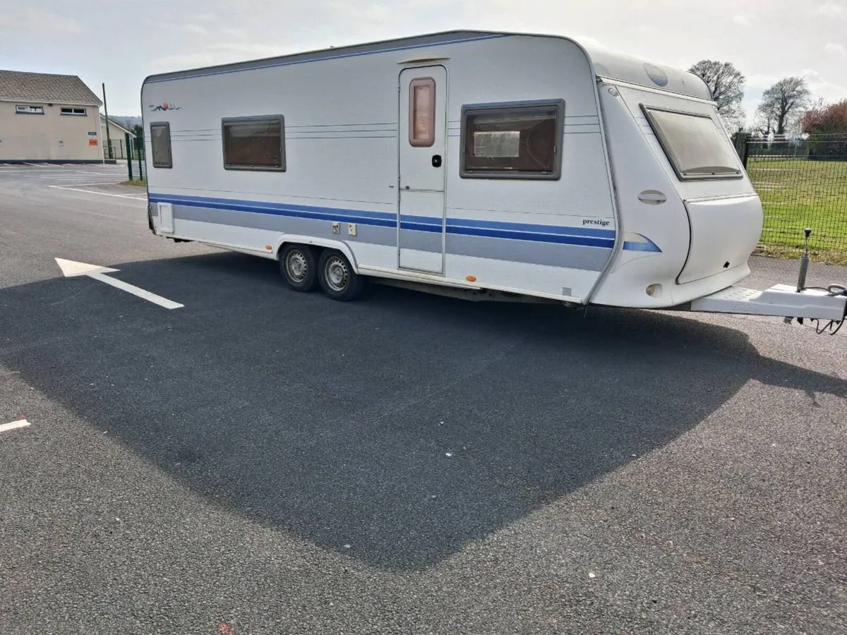 Hobby twin axle fixed bed with walk in bathroom - Image 1